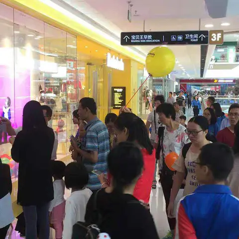 Ice cream vending machine keep in shanghai mall
